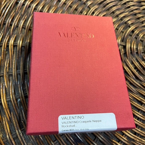 Valentino Lambskin Rock stud Spike card holder in the color ORO - Picture 5 of 11